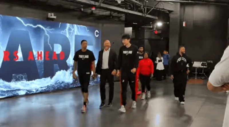 开云官网-杨瀚森赛后与总经理克罗宁拥抱沟通,全程无翻译陪同